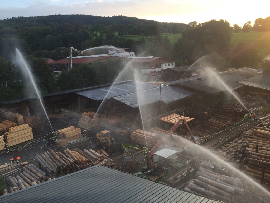 Übung in Reulbach beim Holzwerk Menz